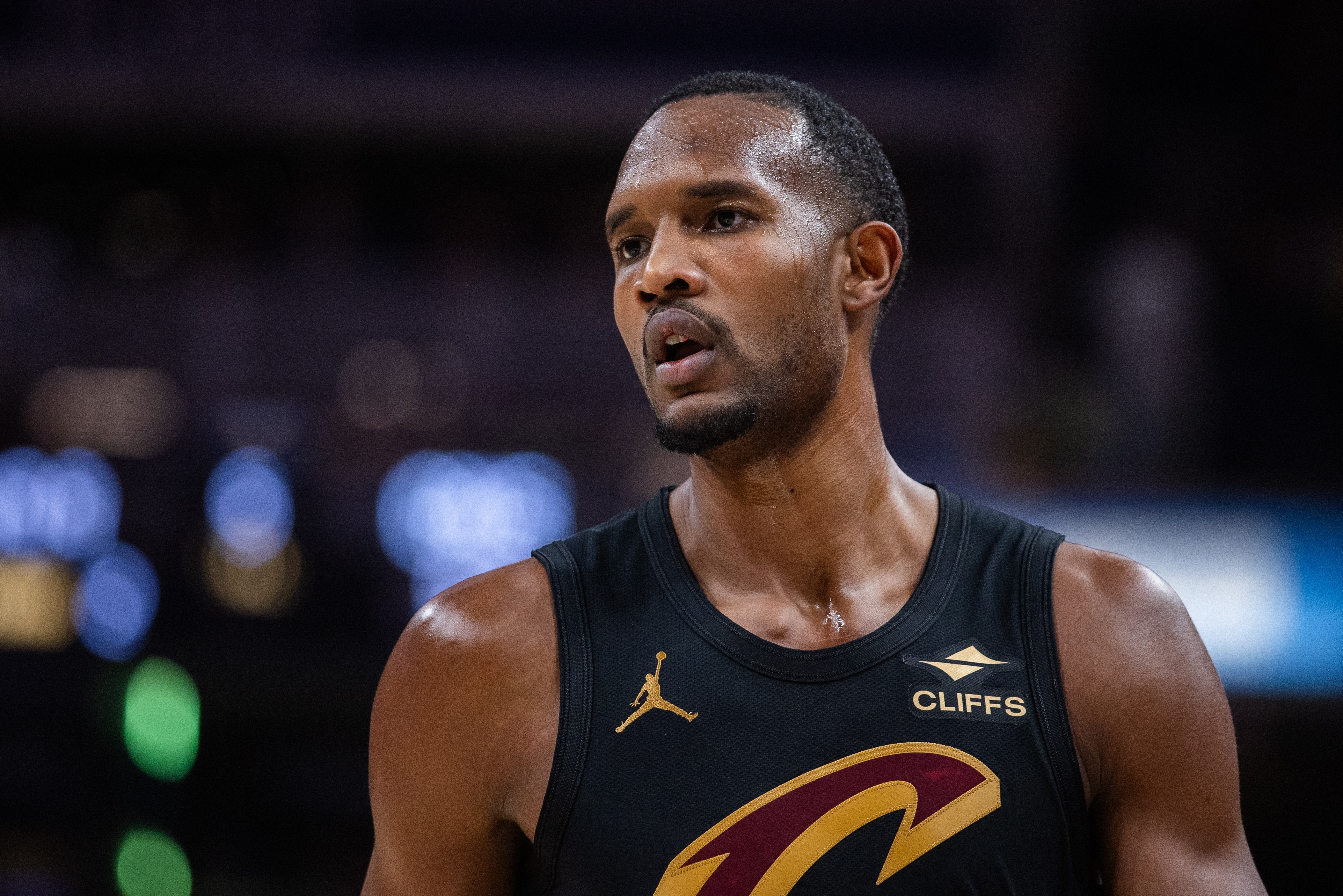 电竞比分-难阻失利！莫布里11中6拿到15分9板8助2断3帽 正负值-11